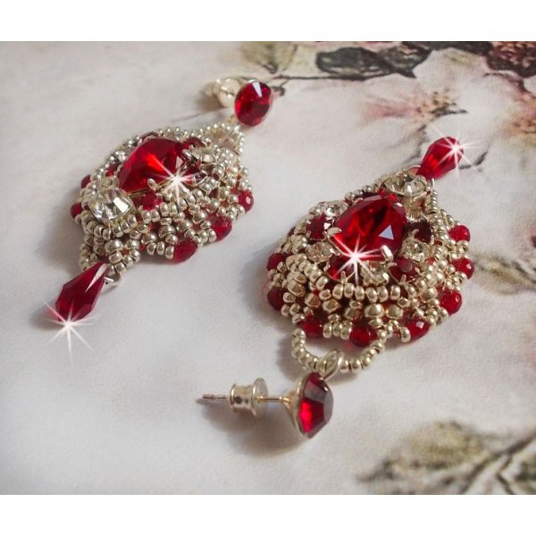 BO Drigon Red bordado com caboch&otilde;es Swarovski cristal Siam, luneta, contas de sementes de prata e pinos de orelhas de borboleta de prata 925/1000