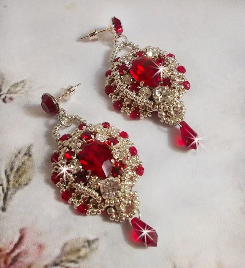 BO Drigon Red bordado com cabochões Swarovski cristal Siam, luneta, contas de sementes de prata e pinos de orelhas de borboleta de prata 925/1000