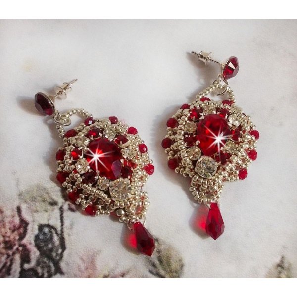 BO Drigon Red bordado com caboch&otilde;es Swarovski cristal Siam, luneta, contas de sementes de prata e pinos de orelhas de borboleta de prata 925/1000