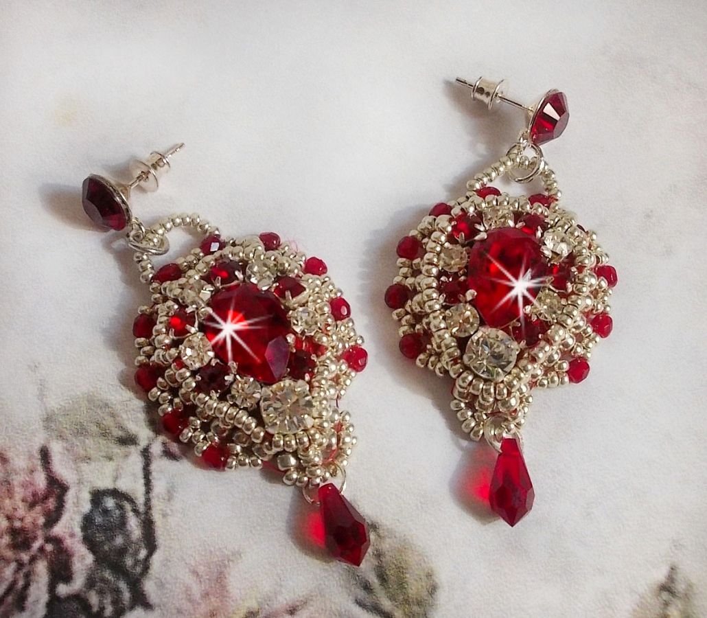 BO Drigon Red bordado com cabochões Swarovski cristal Siam, luneta, contas de sementes de prata e pinos de orelhas de borboleta de prata 925/1000