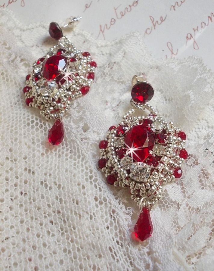 BO Drigon Red bordado com cabochões Swarovski cristal Siam, luneta, contas de sementes de prata e pinos de orelhas de borboleta de prata 925/1000