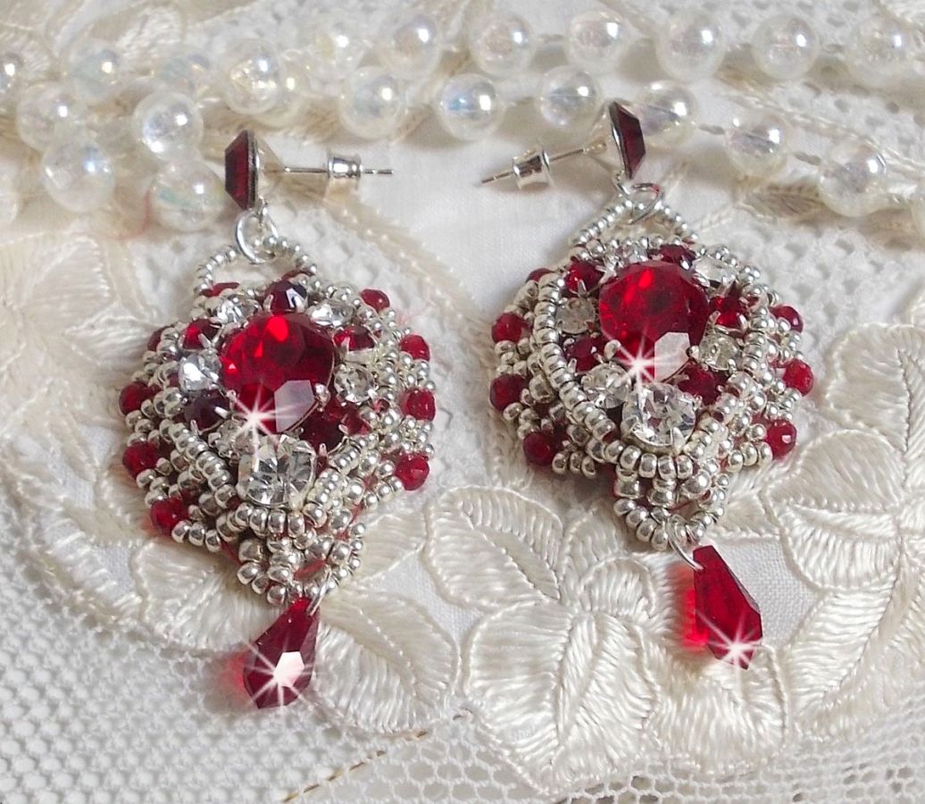 BO Drigon Red bordado com cabochões Swarovski cristal Siam, luneta, contas de sementes de prata e pinos de orelhas de borboleta de prata 925/1000