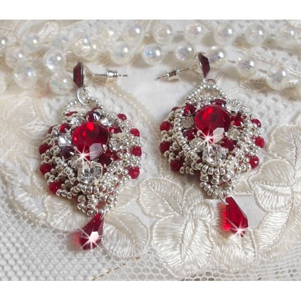 BO Drigon Red bordado com caboch&otilde;es Swarovski cristal Siam, luneta, contas de sementes de prata e pinos de orelhas de borboleta de prata 925/1000