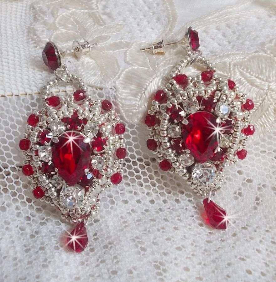 BO Drigon Red bordado com cabochões Swarovski cristal Siam, luneta, contas de sementes de prata e pinos de orelhas de borboleta de prata 925/1000