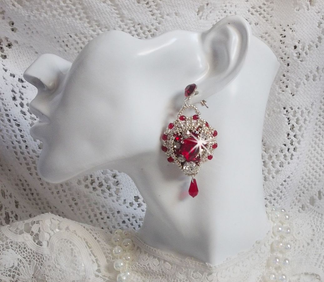 BO Drigon Red bordado com cabochões Swarovski cristal Siam, luneta, contas de sementes de prata e pinos de orelhas de borboleta de prata 925/1000