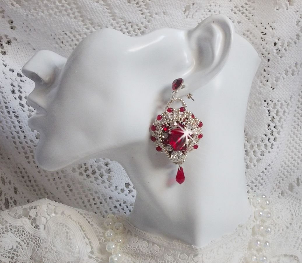 BO Drigon Red bordado com cabochões Swarovski cristal Siam, luneta, contas de sementes de prata e pinos de orelhas de borboleta de prata 925/1000