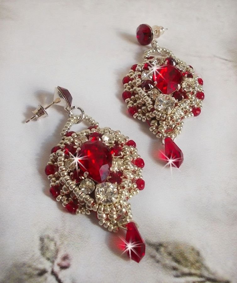 BO Drigon Red bordado com cabochões Swarovski cristal Siam, luneta, contas de sementes de prata e pinos de orelhas de borboleta de prata 925/1000