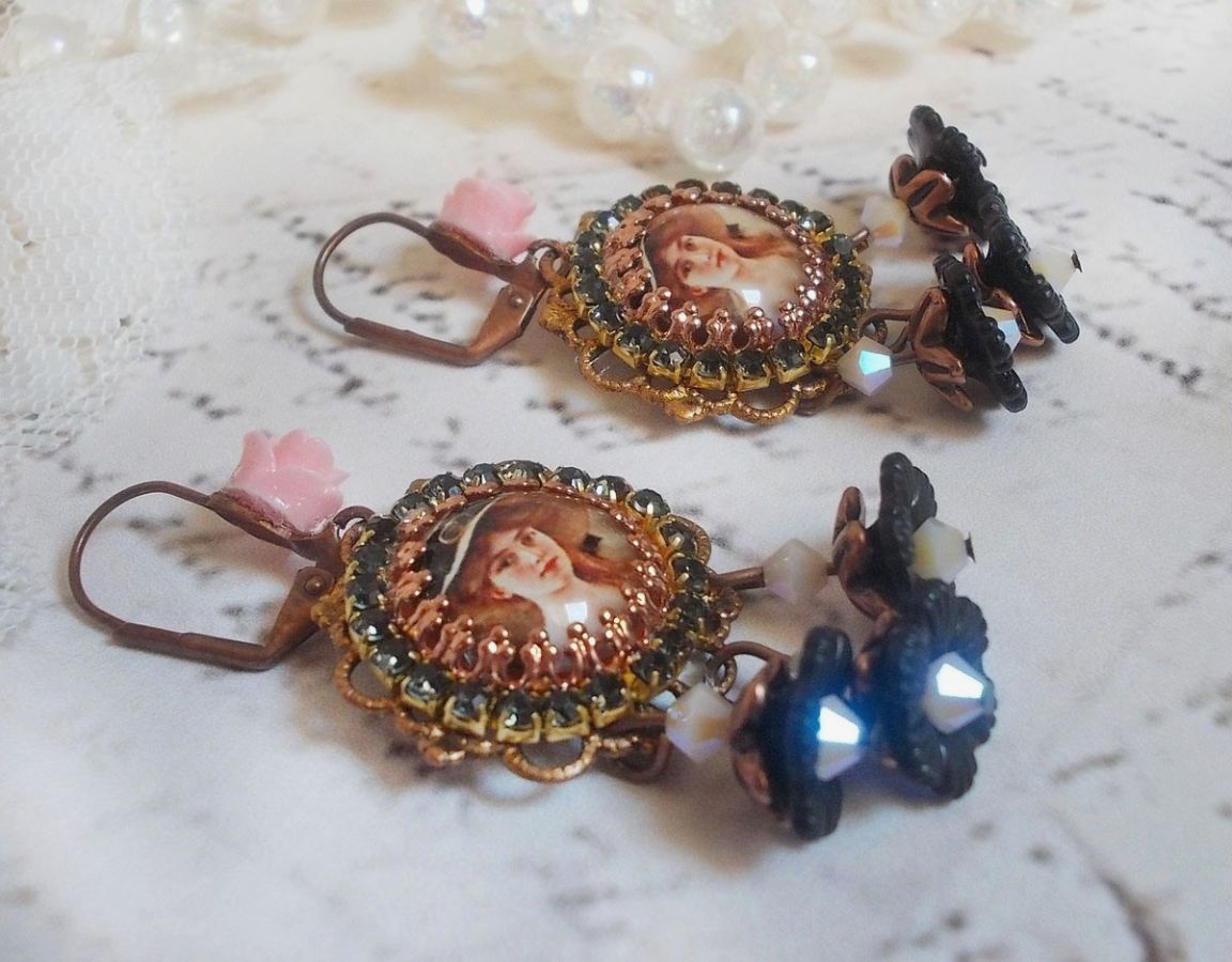 BO Chapéu Preto Elegante criado com cabochons de ampliação, contas de resina, cristais, flores esmeriladas e vários acessórios.
