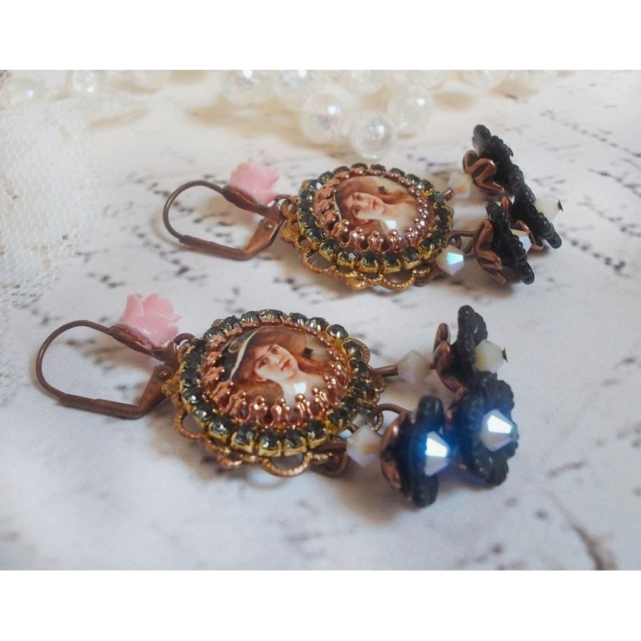 BO Chapéu Preto Elegante criado com cabochons de ampliação, contas de resina, cristais, flores esmeriladas e vários acessórios.