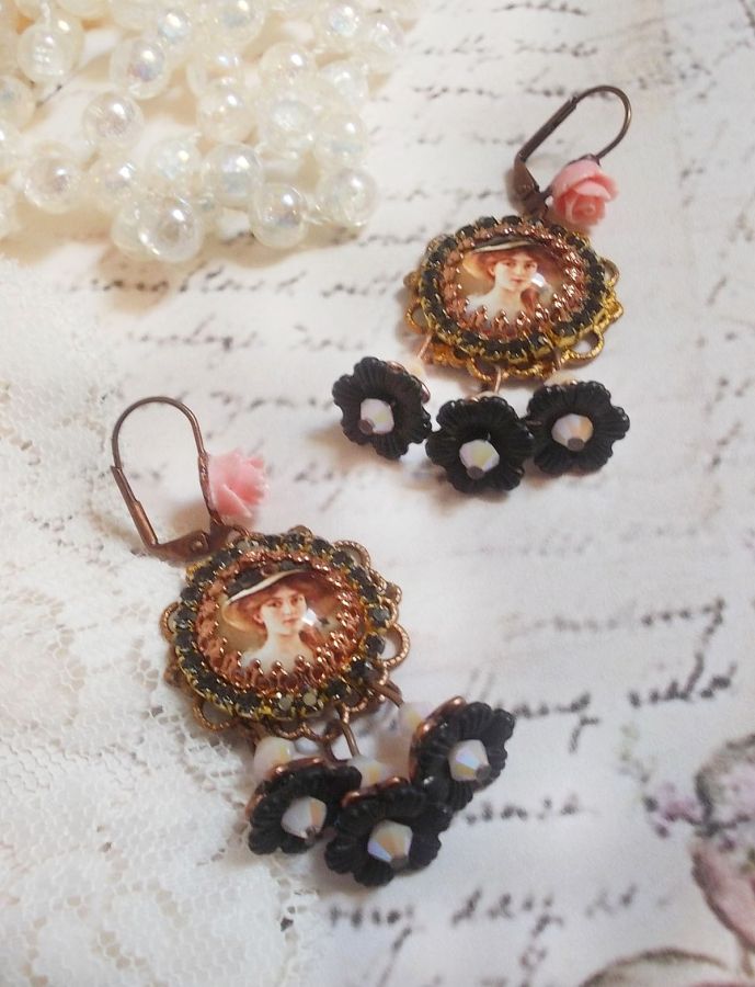 BO Chapéu Preto Elegante criado com cabochons de ampliação, contas de resina, cristais, flores esmeriladas e vários acessórios.