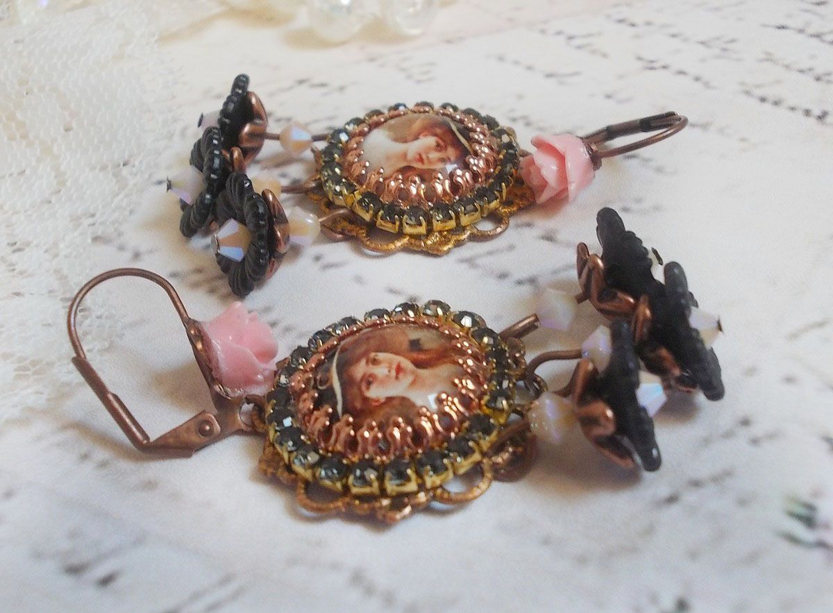 BO Chapéu Preto Elegante criado com cabochons de ampliação, contas de resina, cristais, flores esmeriladas e vários acessórios.