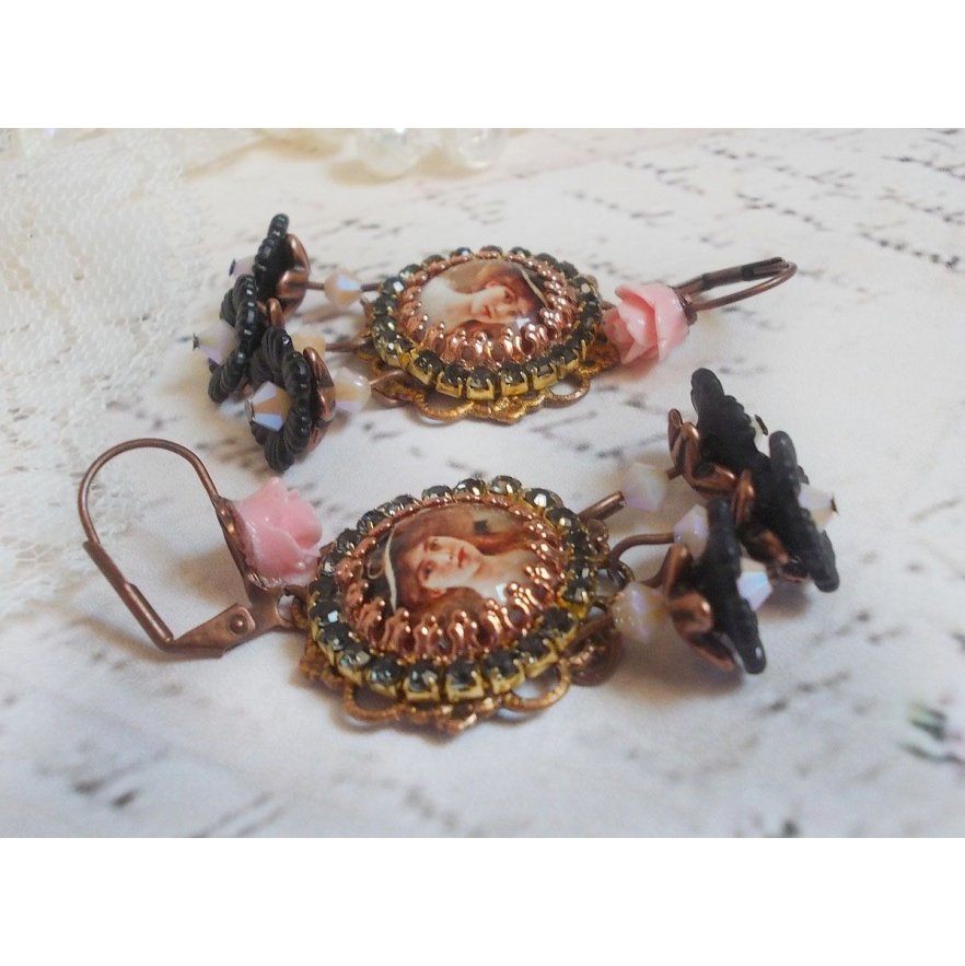 BO Chapéu Preto Elegante criado com cabochons de ampliação, contas de resina, cristais, flores esmeriladas e vários acessórios.