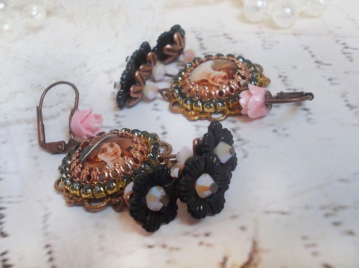 BO Chapéu Preto Elegante criado com cabochons de ampliação, contas de resina, cristais, flores esmeriladas e vários acessórios.