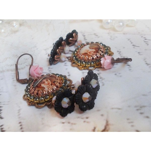 BO Chap&eacute;u Preto Elegante criado com cabochons de amplia&ccedil;&atilde;o, contas de resina, cristais, flores esmeriladas e v&aacute;rios acess&oacute;rios.