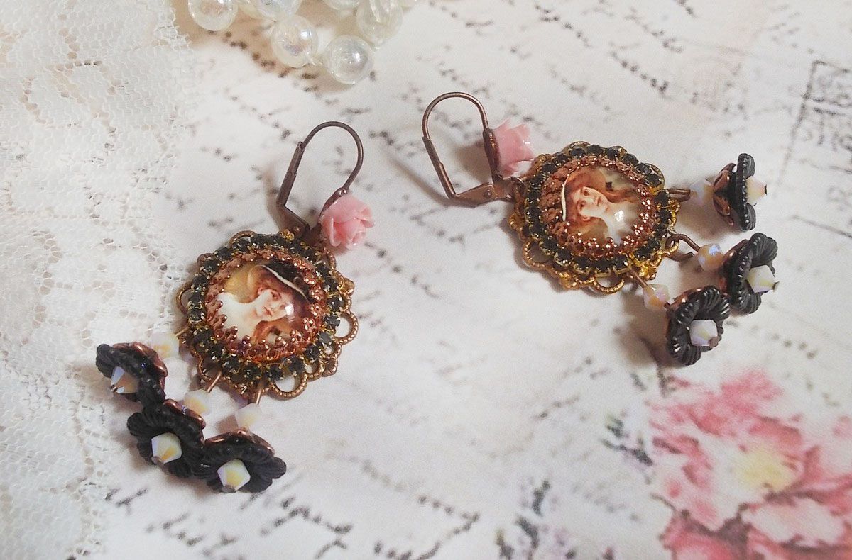 BO Chapéu Preto Elegante criado com cabochons de ampliação, contas de resina, cristais, flores esmeriladas e vários acessórios.