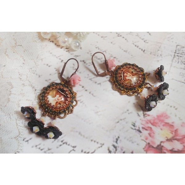 BO Chapéu Preto Elegante criado com cabochons de ampliação, contas de resina, cristais, flores esmeriladas e vários acessórios.