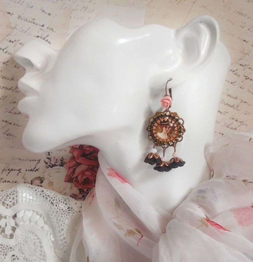 BO Chapéu Preto Elegante criado com cabochons de ampliação, contas de resina, cristais, flores esmeriladas e vários acessórios.