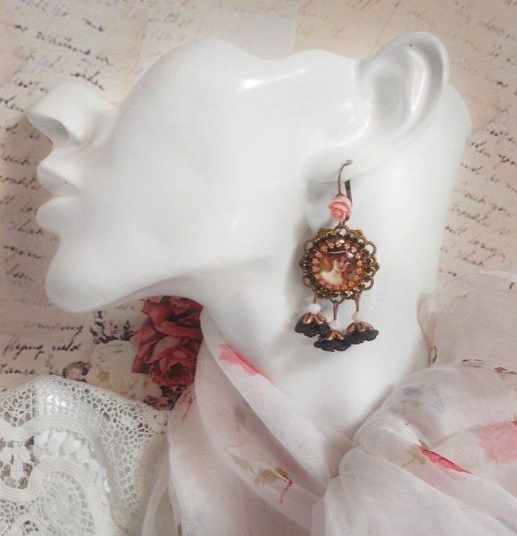 BO Chap&eacute;u Preto Elegante criado com cabochons de amplia&ccedil;&atilde;o, contas de resina, cristais, flores esmeriladas e v&aacute;rios acess&oacute;rios.