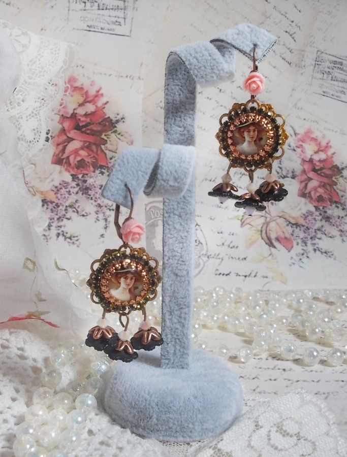 BO Chapéu Preto Elegante criado com cabochons de ampliação, contas de resina, cristais, flores esmeriladas e vários acessórios.