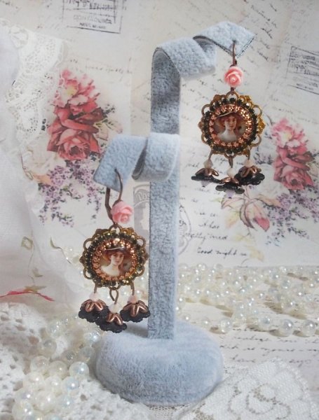 BO Chap&eacute;u Preto Elegante criado com cabochons de amplia&ccedil;&atilde;o, contas de resina, cristais, flores esmeriladas e v&aacute;rios acess&oacute;rios.