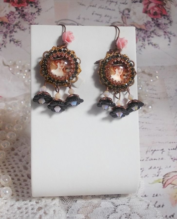 BO Chapéu Preto Elegante criado com cabochons de ampliação, contas de resina, cristais, flores esmeriladas e vários acessórios.