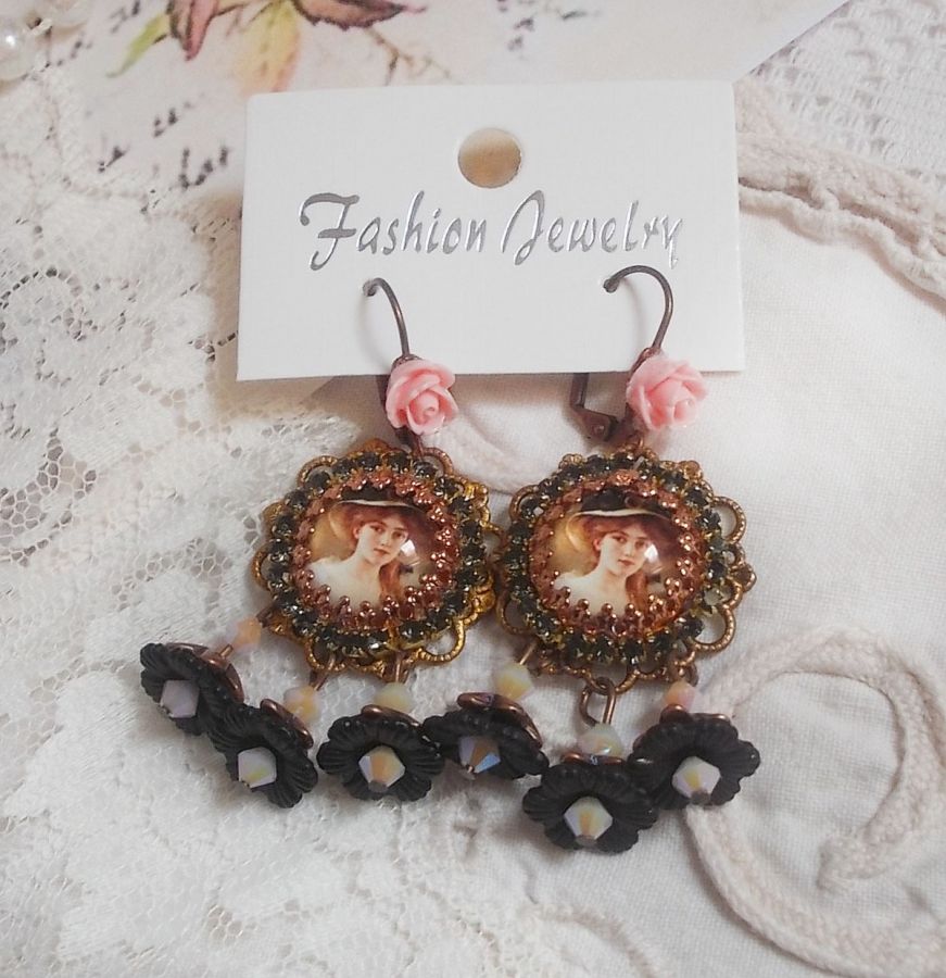 BO Chapéu Preto Elegante criado com cabochons de ampliação, contas de resina, cristais, flores esmeriladas e vários acessórios.