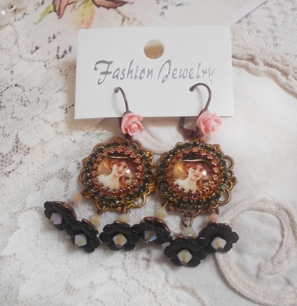 BO Chap&eacute;u Preto Elegante criado com cabochons de amplia&ccedil;&atilde;o, contas de resina, cristais, flores esmeriladas e v&aacute;rios acess&oacute;rios.