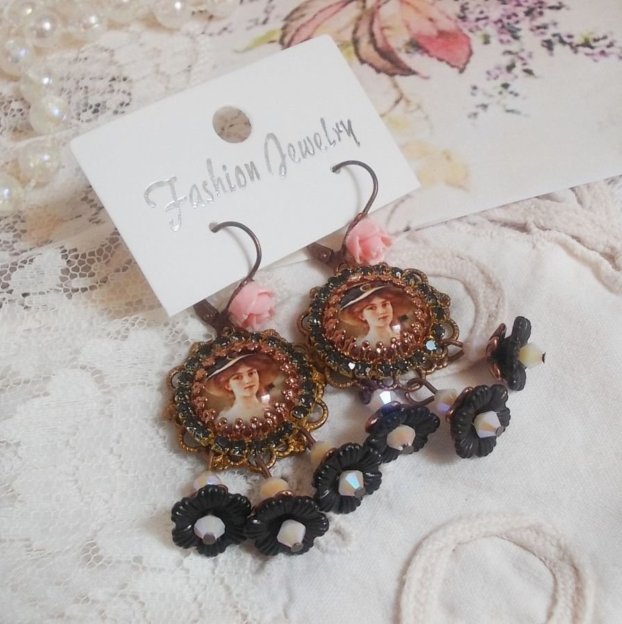 BO Chapéu Preto Elegante criado com cabochons de ampliação, contas de resina, cristais, flores esmeriladas e vários acessórios.