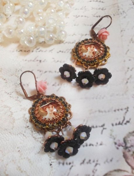 BO Chap&eacute;u Preto Elegante criado com cabochons de amplia&ccedil;&atilde;o, contas de resina, cristais, flores esmeriladas e v&aacute;rios acess&oacute;rios.