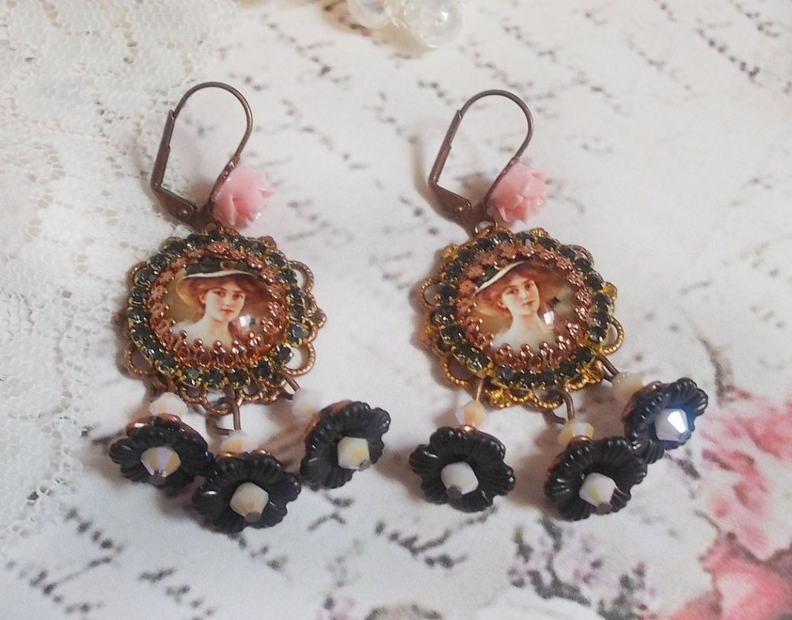 BO Chapéu Preto Elegante criado com cabochons de ampliação, contas de resina, cristais, flores esmeriladas e vários acessórios.