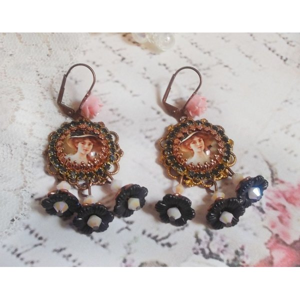 BO Chap&eacute;u Preto Elegante criado com cabochons de amplia&ccedil;&atilde;o, contas de resina, cristais, flores esmeriladas e v&aacute;rios acess&oacute;rios.