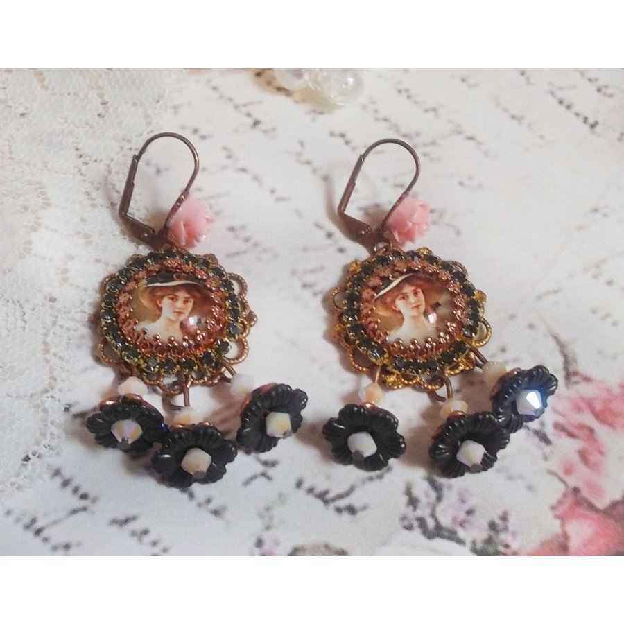 BO Chapéu Preto Elegante criado com cabochons de ampliação, contas de resina, cristais, flores esmeriladas e vários acessórios.