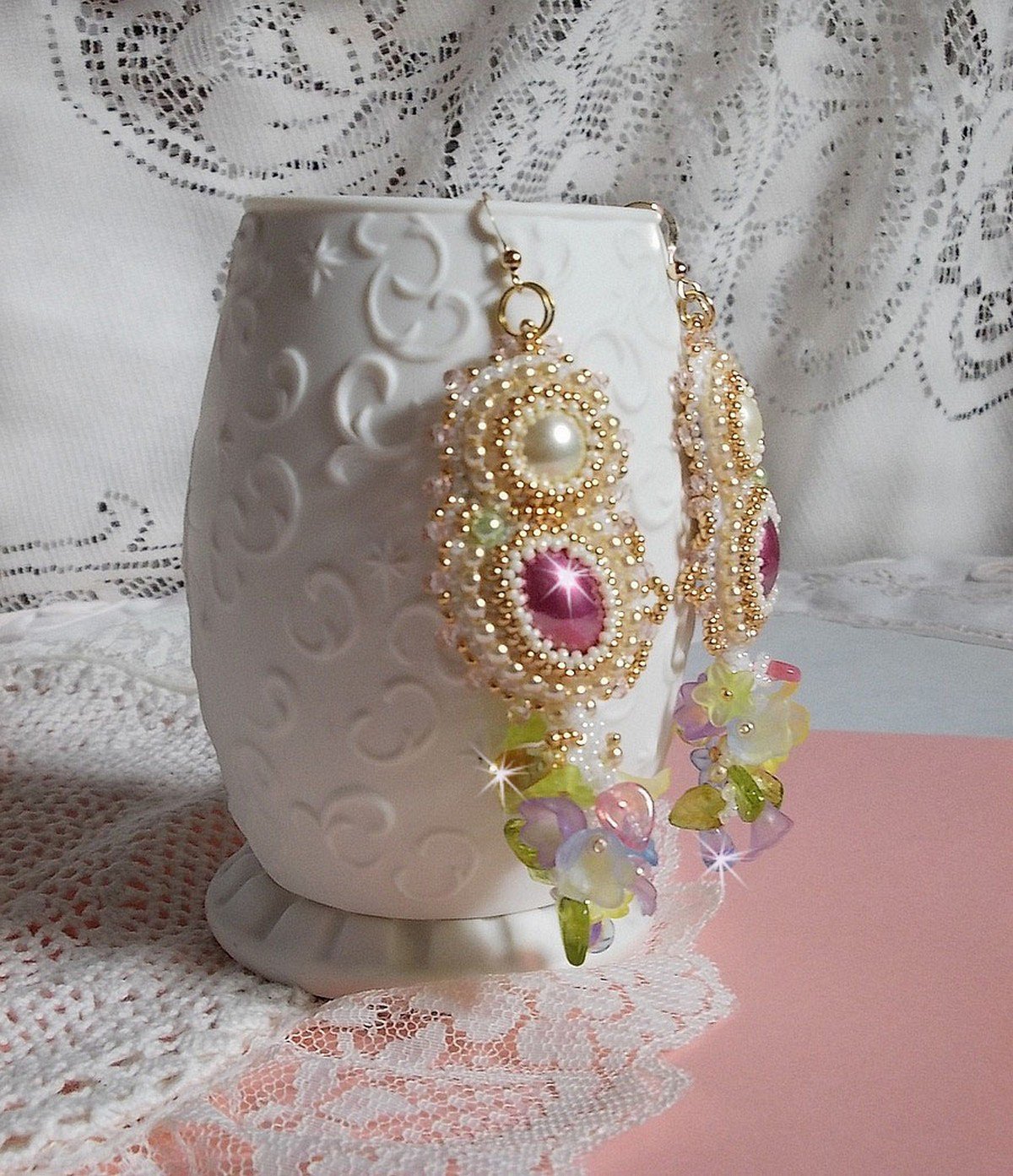 BO Envolvente Fleurie bordado com flores Lucite, caboch&otilde;es de resina, contas redondas achatadas, contas de sementes e ganchos auriculares de 14 quilates