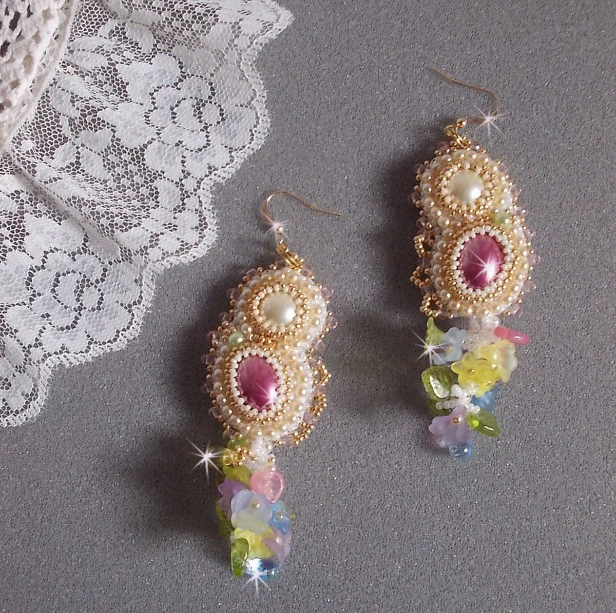 BO Envolvente Fleurie bordado com flores Lucite, cabochões de resina, contas redondas achatadas, contas de sementes e ganchos auriculares de 14 quilates
