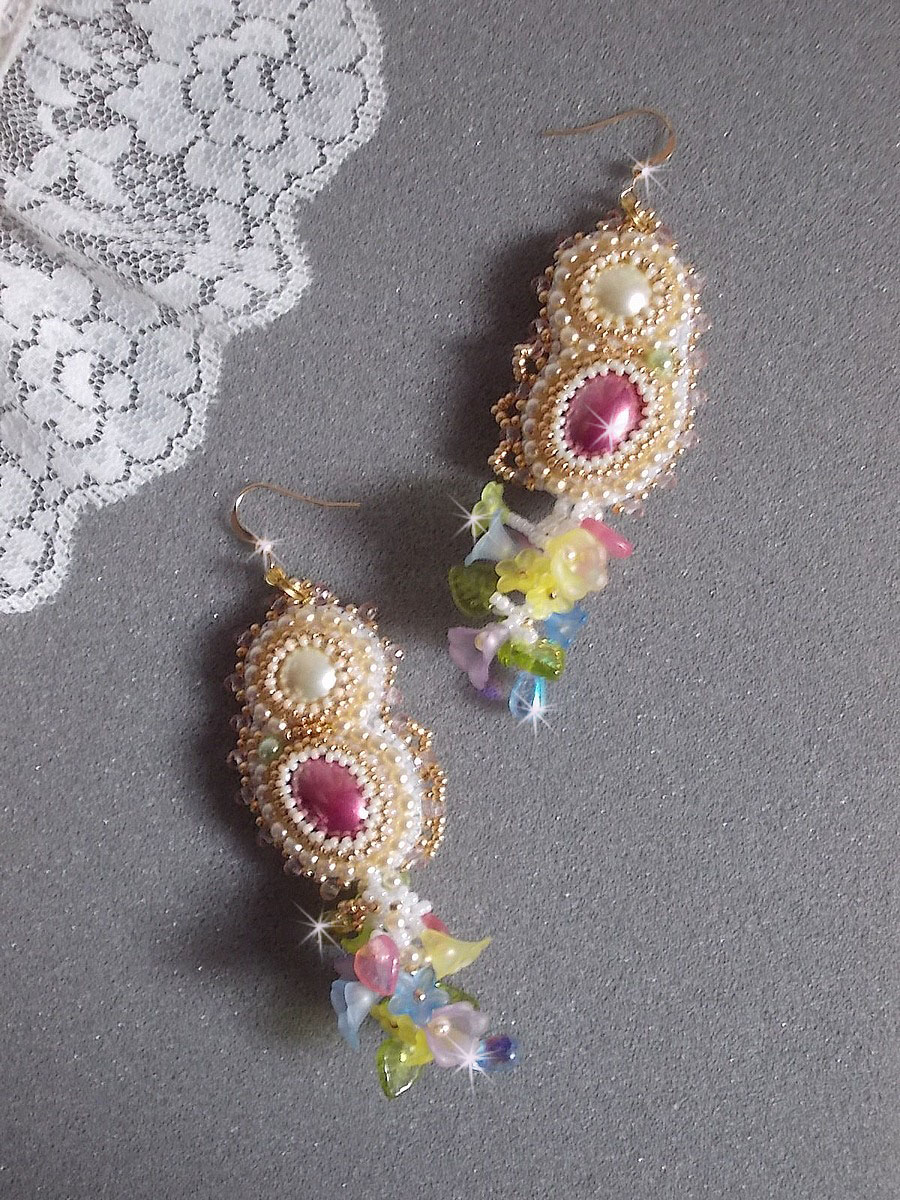 BO Envolvente Fleurie bordado com flores Lucite, cabochões de resina, contas redondas achatadas, contas de sementes e ganchos auriculares de 14 quilates