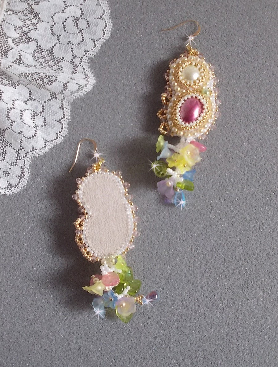 BO Envolvente Fleurie bordado com flores Lucite, cabochões de resina, contas redondas achatadas, contas de sementes e ganchos auriculares de 14 quilates