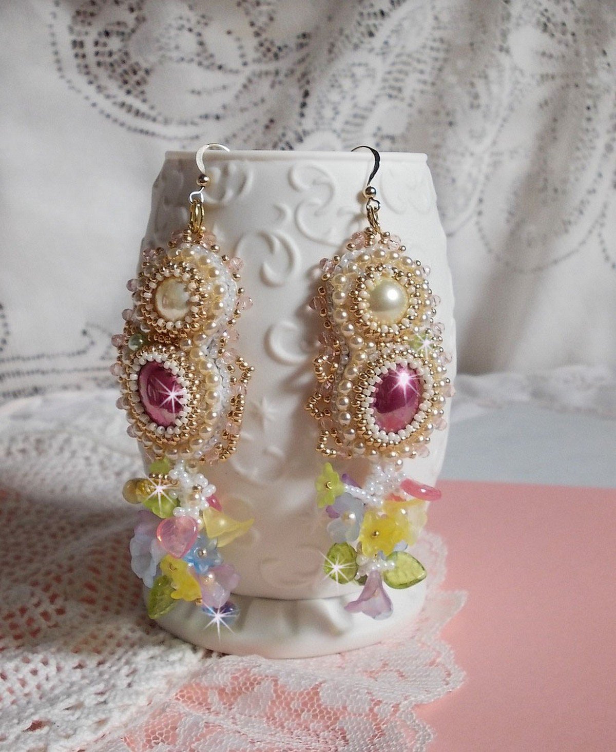 BO Envolvente Fleurie bordado com flores Lucite, cabochões de resina, contas redondas achatadas, contas de sementes e ganchos auriculares de 14 quilates