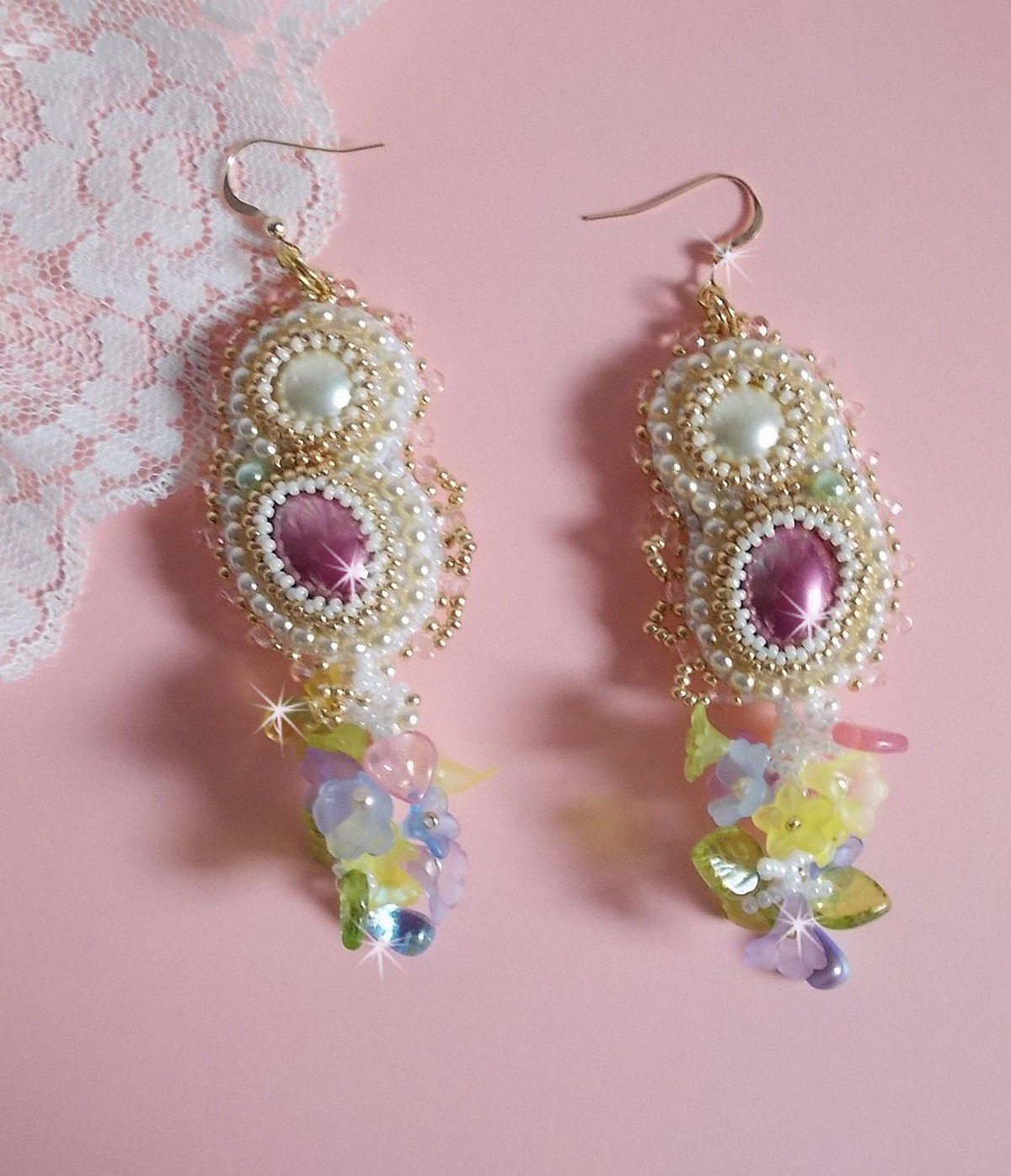 BO Envolvente Fleurie bordado com flores Lucite, caboch&otilde;es de resina, contas redondas achatadas, contas de sementes e ganchos auriculares de 14 quilates