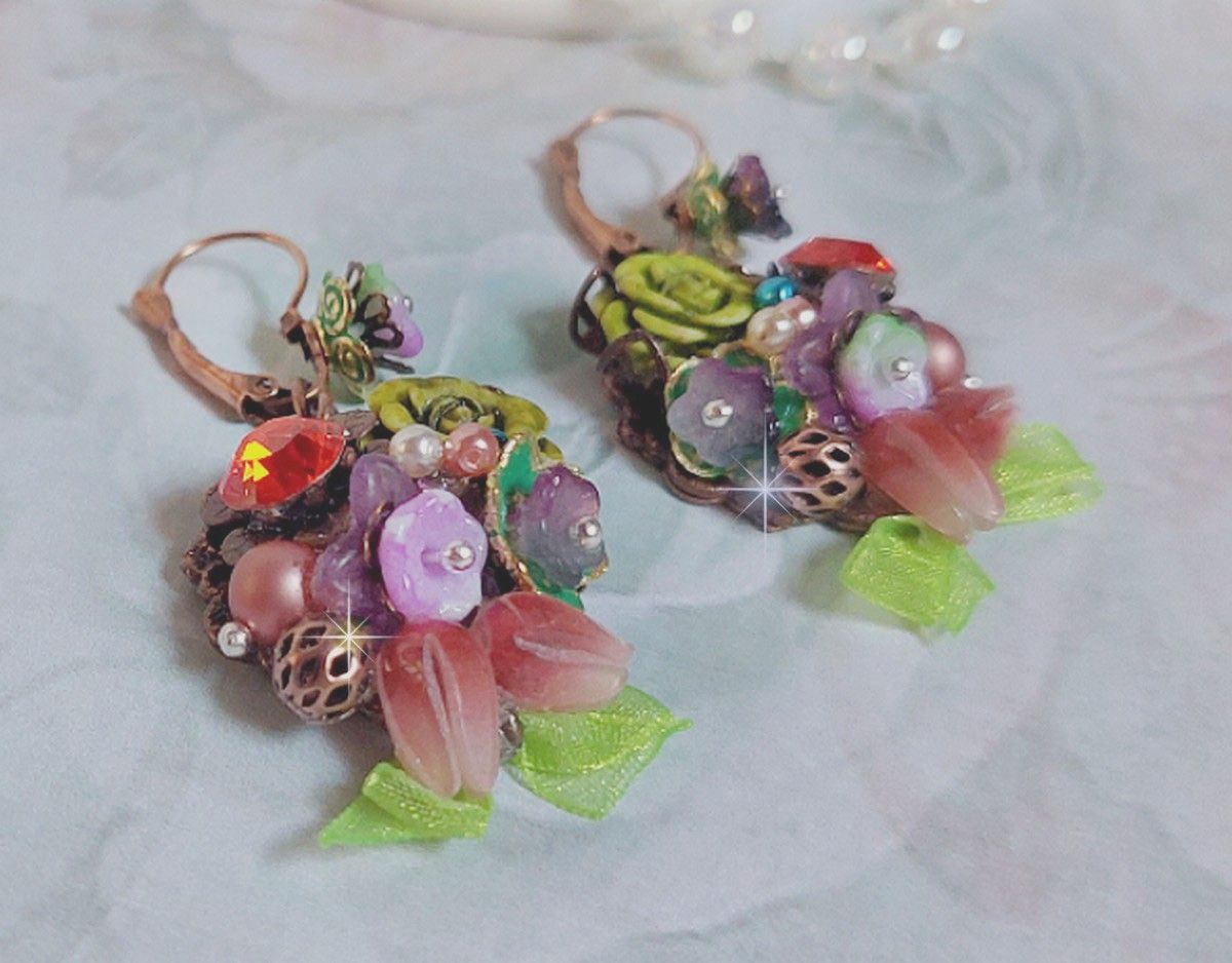 BO Fantasia de Flores criada com cristais, pérolas redondas, contas, sinos de resina, vidro e fita de Anis Organza