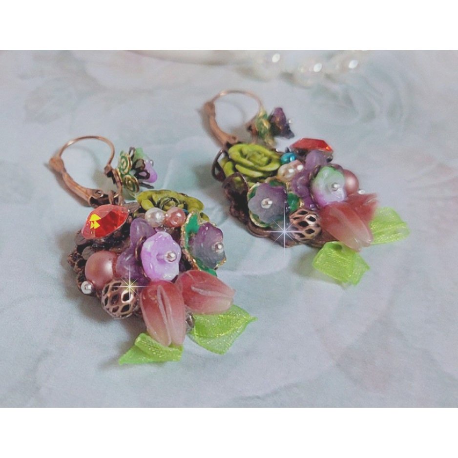 BO Fantasia de Flores criada com cristais, pérolas redondas, contas, sinos de resina, vidro e fita de Anis Organza