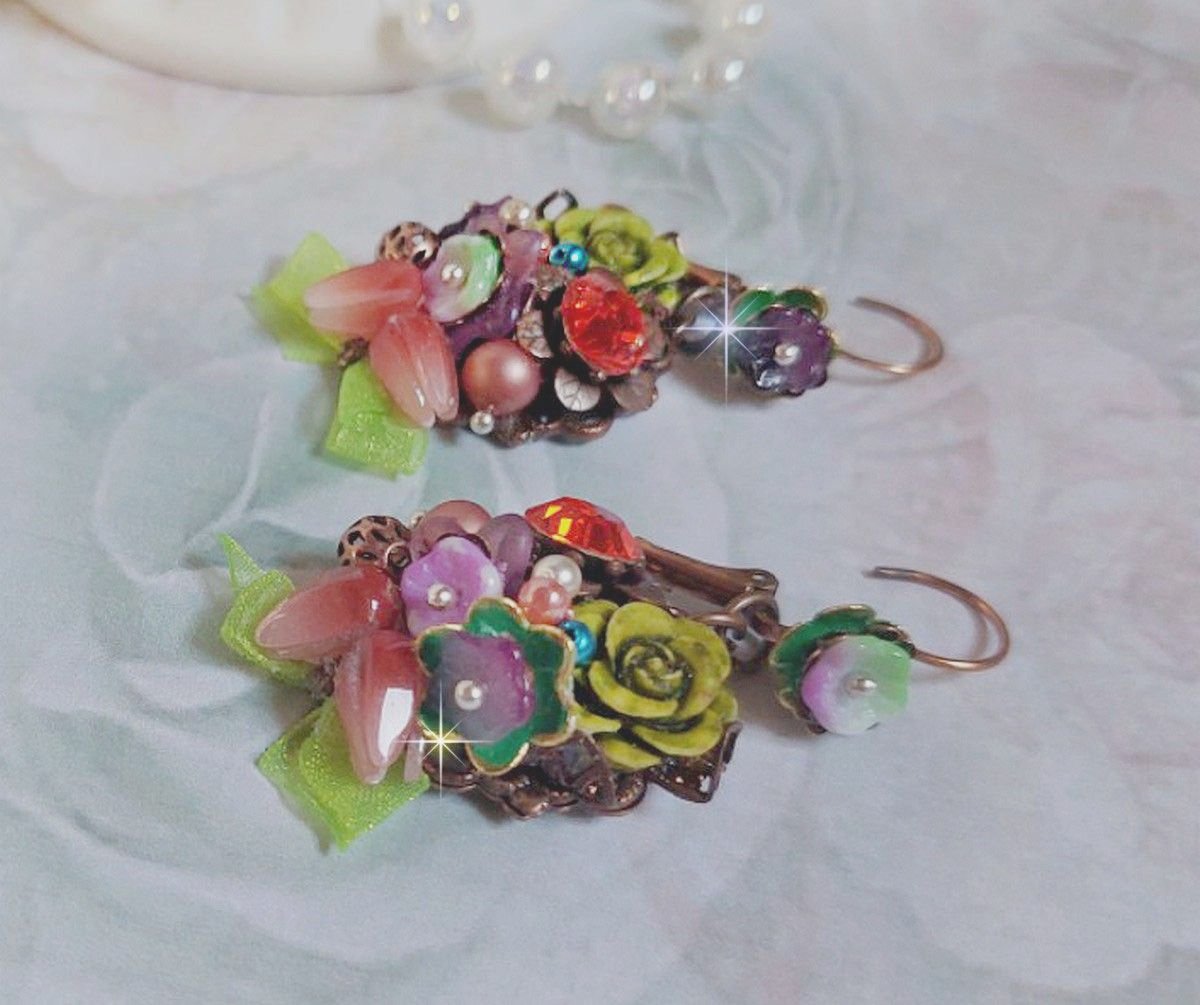 BO Fantasia de Flores criada com cristais, pérolas redondas, contas, sinos de resina, vidro e fita de Anis Organza