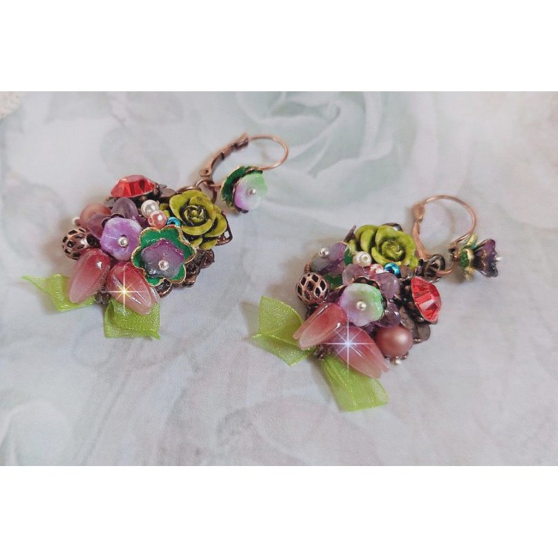 BO Fantasia de Flores criada com cristais, pérolas redondas, contas, sinos de resina, vidro e fita de Anis Organza