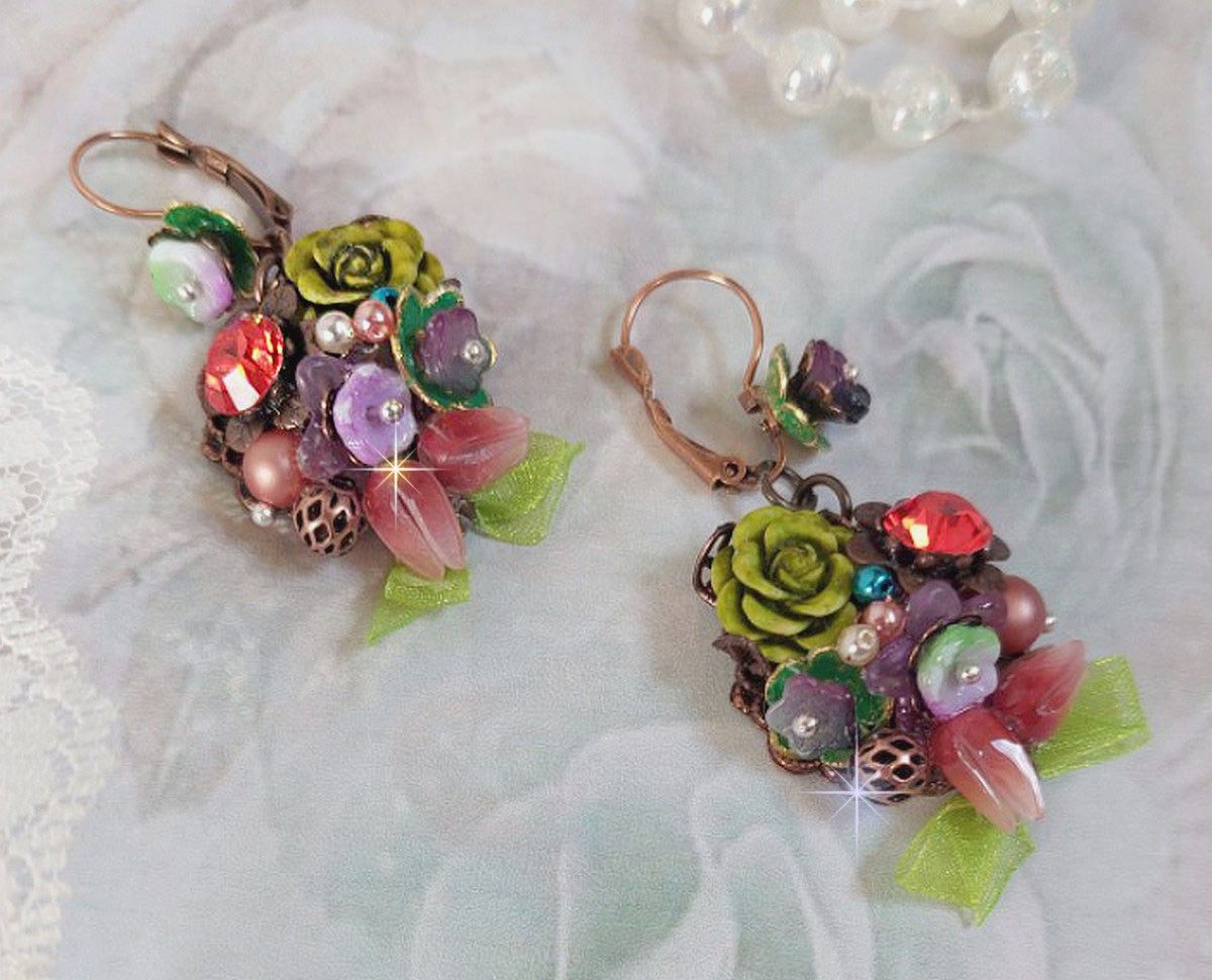 BO Fantasia de Flores criada com cristais, pérolas redondas, contas, sinos de resina, vidro e fita de Anis Organza