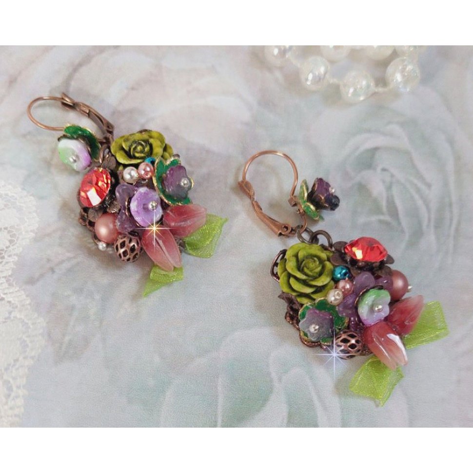 BO Fantasia de Flores criada com cristais, pérolas redondas, contas, sinos de resina, vidro e fita de Anis Organza
