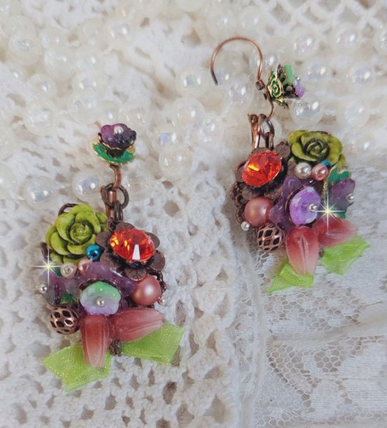 BO Fantasia de Flores criada com cristais, p&eacute;rolas redondas, contas, sinos de resina, vidro e fita de Anis Organza