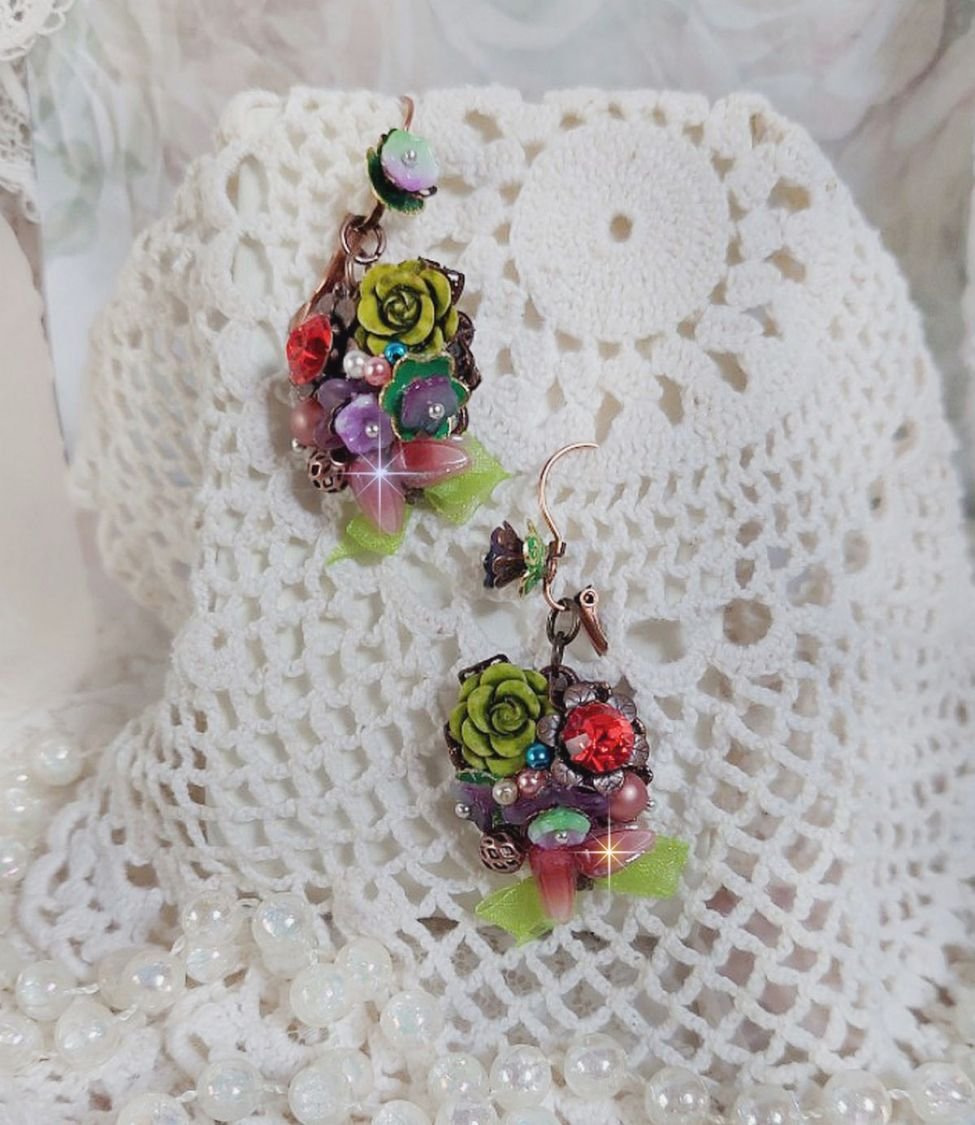 BO Fantasia de Flores criada com cristais, pérolas redondas, contas, sinos de resina, vidro e fita de Anis Organza