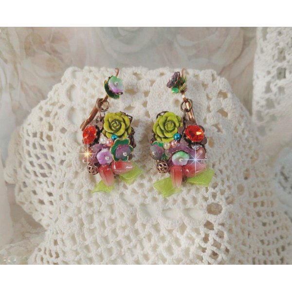 BO Fantasia de Flores criada com cristais, p&eacute;rolas redondas, contas, sinos de resina, vidro e fita de Anis Organza