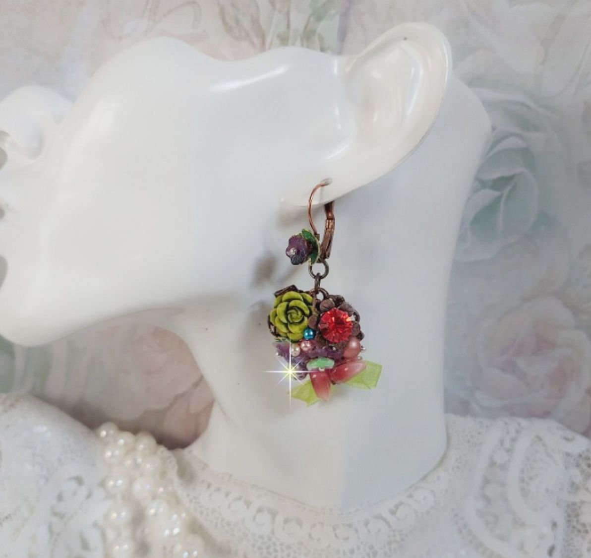 BO Fantasia de Flores criada com cristais, pérolas redondas, contas, sinos de resina, vidro e fita de Anis Organza