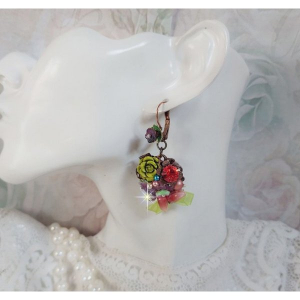 BO Fantasia de Flores criada com cristais, p&eacute;rolas redondas, contas, sinos de resina, vidro e fita de Anis Organza