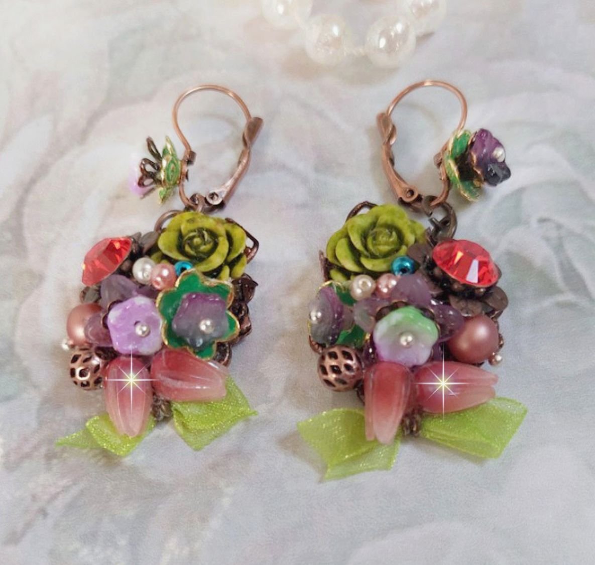 BO Fantasia de Flores criada com cristais, pérolas redondas, contas, sinos de resina, vidro e fita de Anis Organza